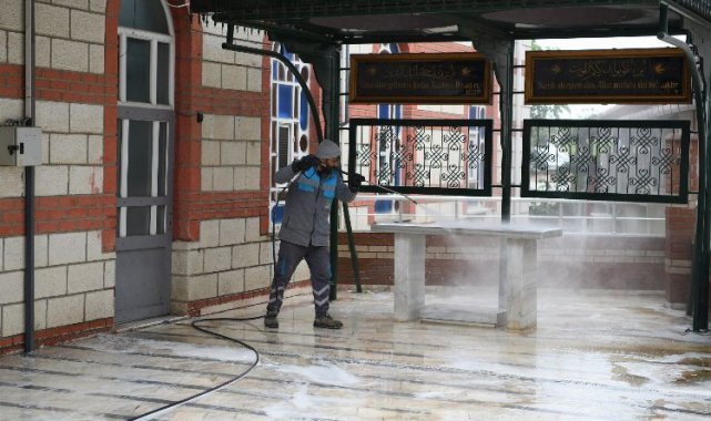 Çayırova'da ibadethane avlularında temizlik çalışması