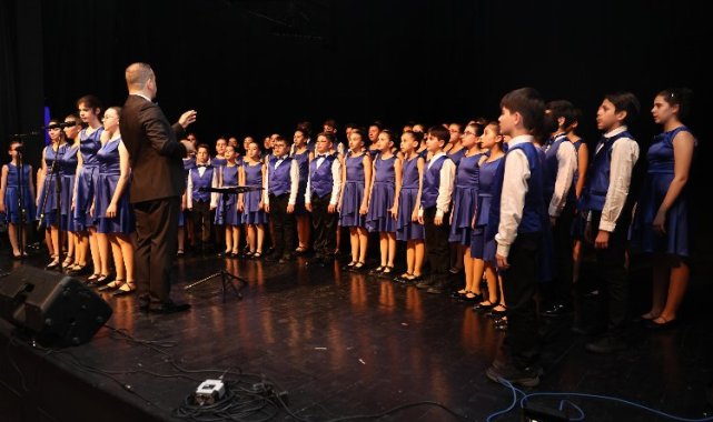 Çocuk ve gençlik korosundan muhteşem performans