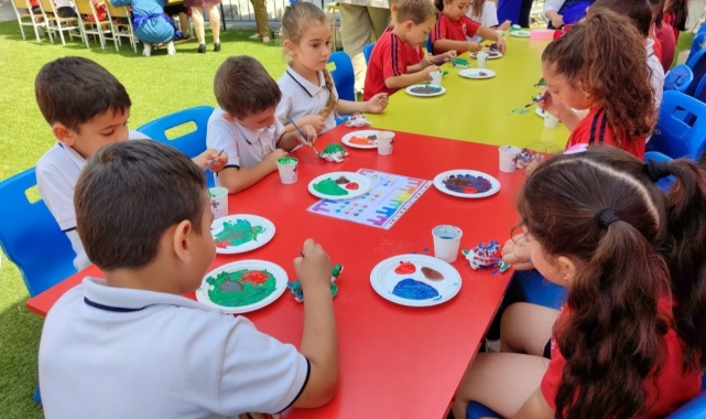 Çocuklar kaplumbağa kalıplarını boyadı