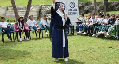 Çocuklar Ninem Korkut'tan masallar dinlediler
