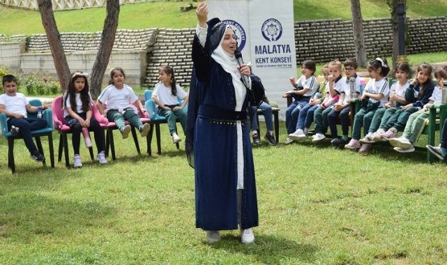 Çocuklar Ninem Korkut'tan masallar dinlediler