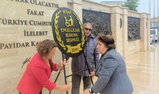 Edirne Keşan'da engellilerden çelenk