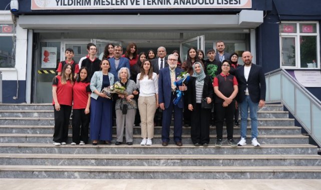 Huzurevindeki emekli öğretmenlerden anlamlı ziyaret