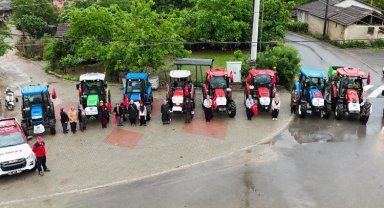 Kadın çiftçiler traktörleriyle tarımda biz de varız dedi