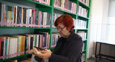 Kitap Kahve'nin müdavimi, gençlere örnek oluyor