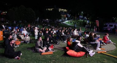 Milliler dev ekranda, taraftar Etiler'de parkta