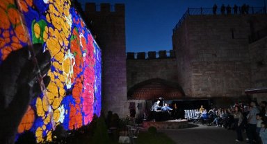 Sanat Bursa'nın tarihi surlarında teknolojiyle buluştu