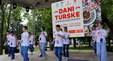 Selçuklu , Saraybosna ve Zenica'da çocukların yüzünü güldürdü