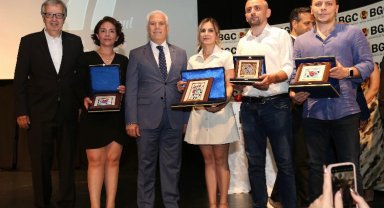 Başarılı gazeteciler ödüllerini Başkan Bozbey'in elinden aldı