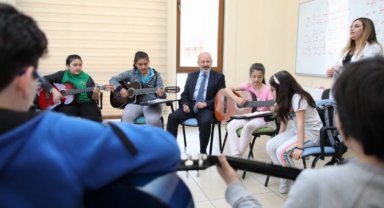 Başkan Çolakbayrakdar: "Gençler için ne yapsak azdır"