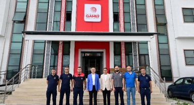 Başkan Sami Er vatandaş ve görev başındaki personelle bayramlaştı