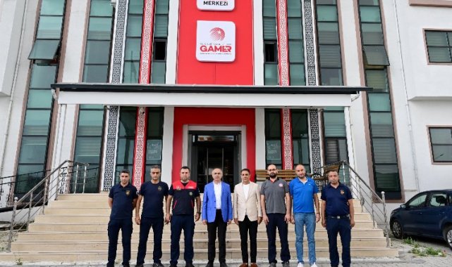 Başkan Sami Er vatandaş ve görev başındaki personelle bayramlaştı