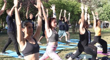 Bursa Nilüfer'de Yoga Günü'nü birlikte kutladılar