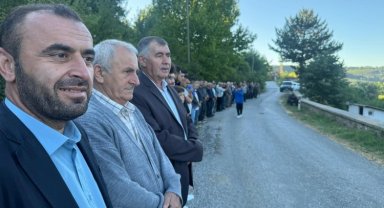 Bursa'da vatandaşlar bayram namazı sonrası mezarlıklara akın etti