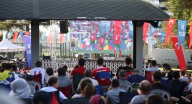 Bursalılar Türkiye-Portekiz maçını dev ekranlarda izledi