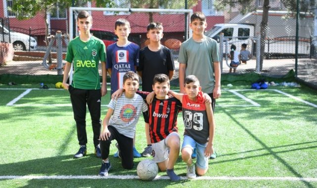 Çayırovalı gençler tatillerini halı sahalarda geçiriyor
