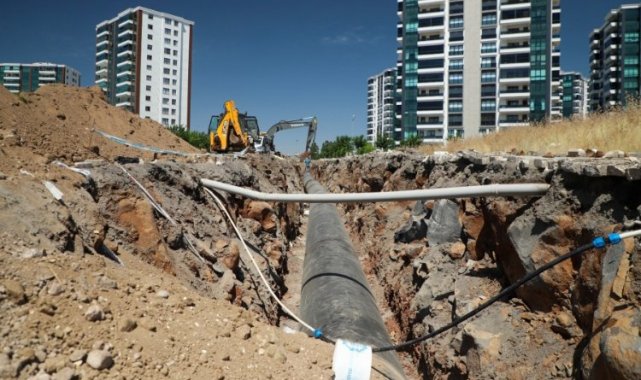 Diyarbakır Mahabad Bulvarı'nda içme suyu hattına deplase