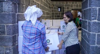 Diyarbakır'da ihtiyaç sahiplerine gıda kolisi
