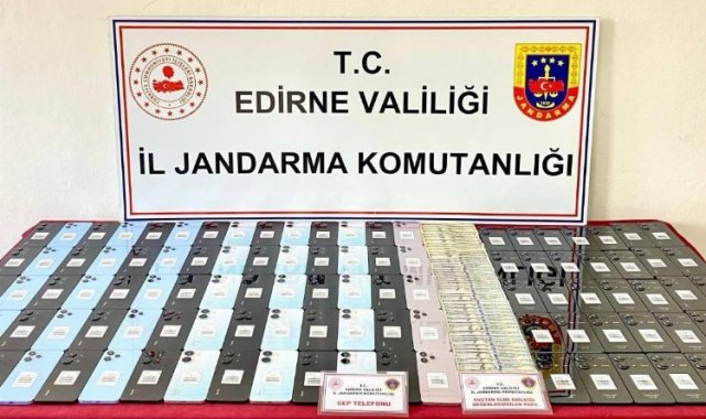 Edirne'de kaçak cep telefonu ve dolar ele geçirildi!