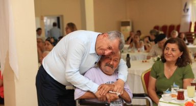 Güzelbahçe'de yaşlılarla çifte kutlama