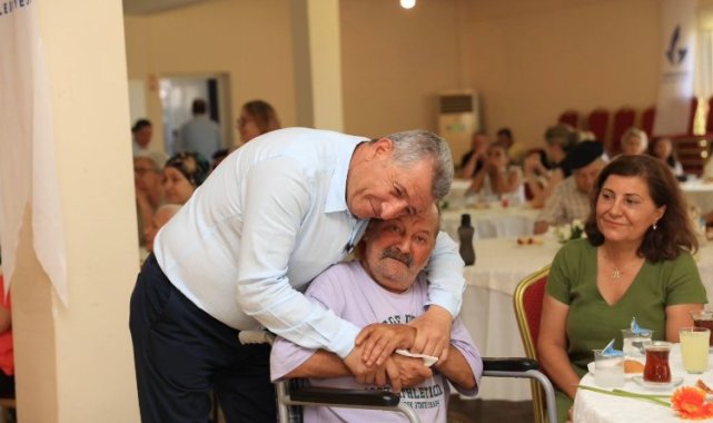 Güzelbahçe'de yaşlılarla çifte kutlama