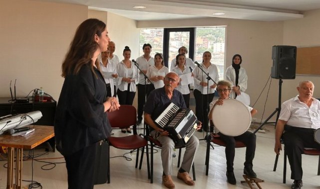 İZMEK şan kursiyerlerinden yıl sonu performans