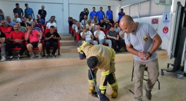 İzmir İtfaiyesi'ne yılan yakalama eğitimi
