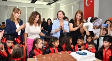 İzmir Karabağlar'da çocuklar kep fırlattı
