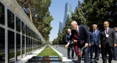 Kurtulmuş, Bakü'de şehitliği ziyaret etti