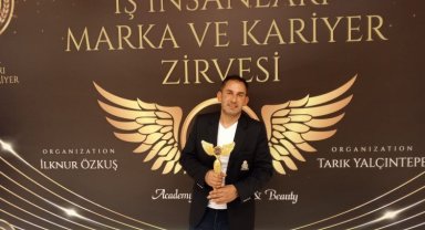 Serdar Kılınç "Yılın En Dikkat Çeken Fantezi Müzik Sanatçısı" ödülünü aldı!
