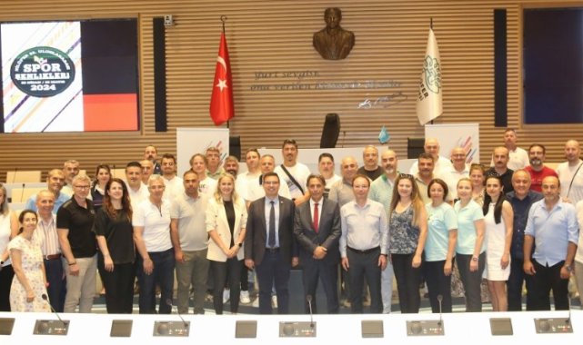 Spor Şenlikleri'nde görev alanlara teşekkür plaketi