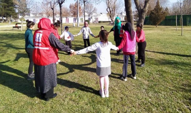Türk Kızılay depremzede çocukların yanında
