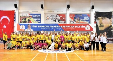 Veteranlar badminton şenliği başladı