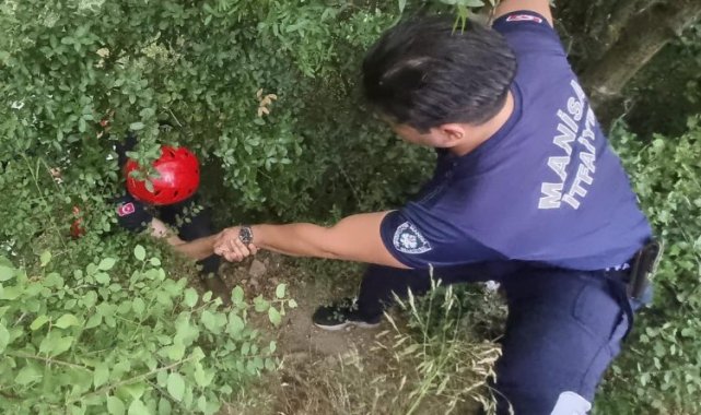 Yamaçtan aşağı düşen vatandaşı itfaiye ekipleri kurtardı