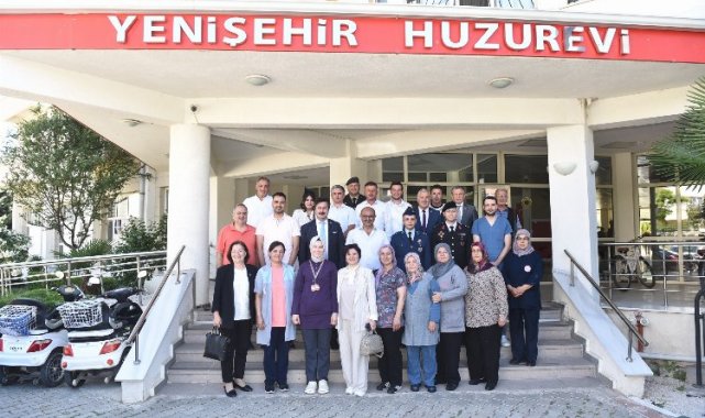 Yenişehir Halkı Belediye Meydanı'nda bayramlaştı