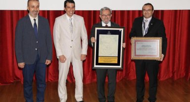 Ankara Üniversitesi Diş Hekimliği'ne iki 'dost' ünvan