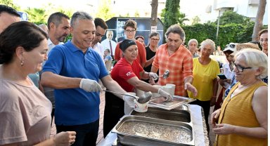 Antalya Muratpaşa'da aşure ikramı