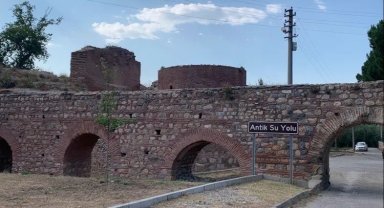 Antik su yolundaki kemerler araçlara kapı oldu