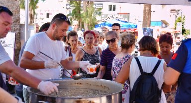 Ayvalık'ta dört bin kişiye aşure dağıtıldı…