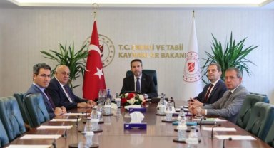 Bakan Bayraktar Konyalı pancar ekicilerini ağırladı