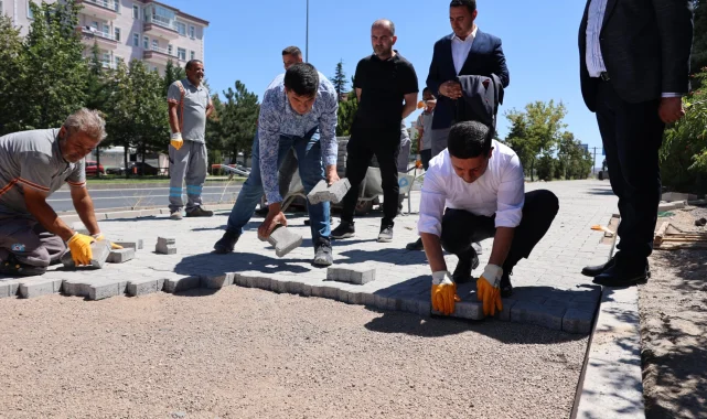 Başkan Arı, yaya kaldırımı ve yol yapım çalışmalarını inceledi