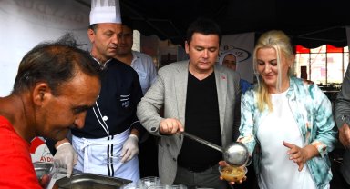 Başkan Aydın, kazanın başına geçti aşure dağıttı