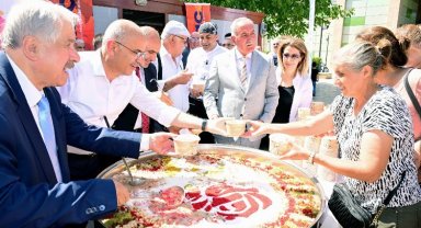 Başkan Sami Er, aşure dağıtım programında vatandaşlarla buluştu