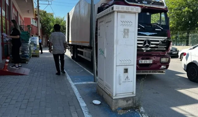 Bilinçsiz sürücüler bisiklet yollarına engel oluyor
