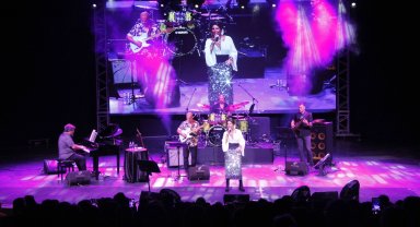 Bursa Festivali'nde "Nünü caz söyledi"