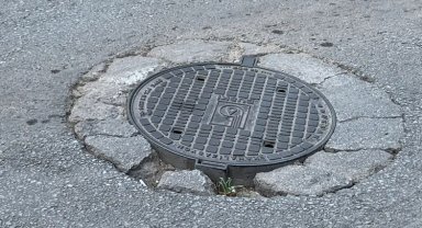 Bursa'da ana caddelerdeki rögar kapakları araçlara zarar veriyor