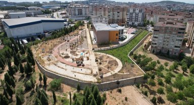 Çayırova Duyu Bahçesi'nde çim serimi başladı