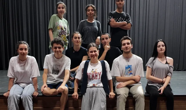 Çayırovalı gençler kendilerini tiyatro ile geliştiriyor