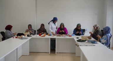 Çayırovalı kadınlar dikiş ve örgü kurslarında eğitim görüyor
