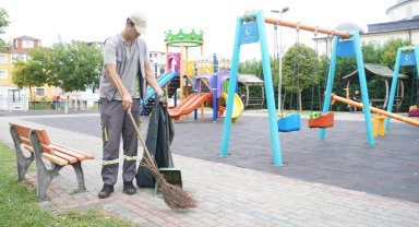 Çayırova'nın parklarında düzenli temizlik